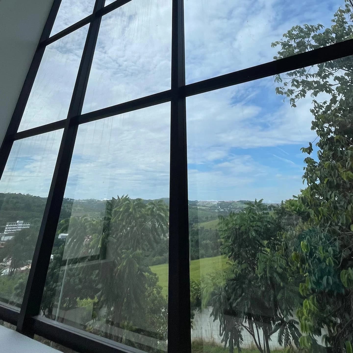 Vidraça ampla limpa com vista para o vale