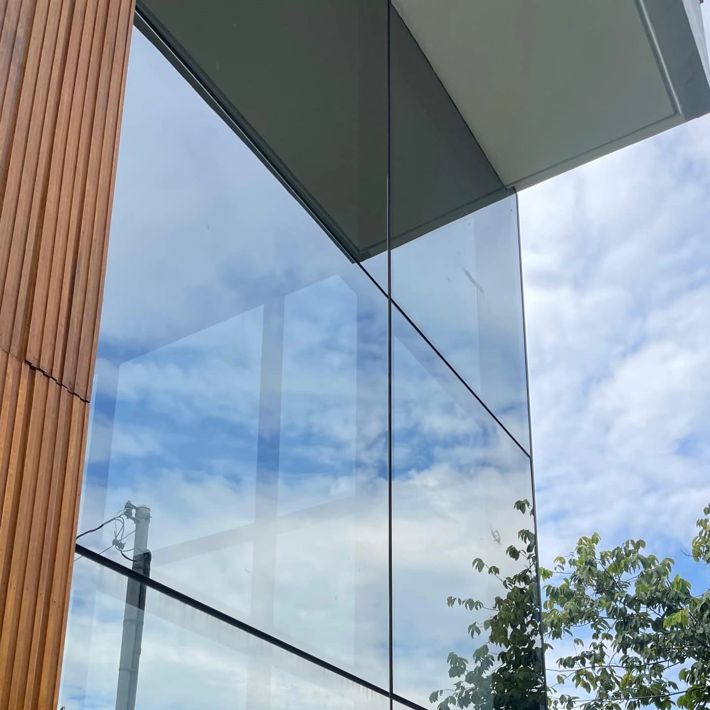 Painel de vidro externo refletindo o céu após a limpeza