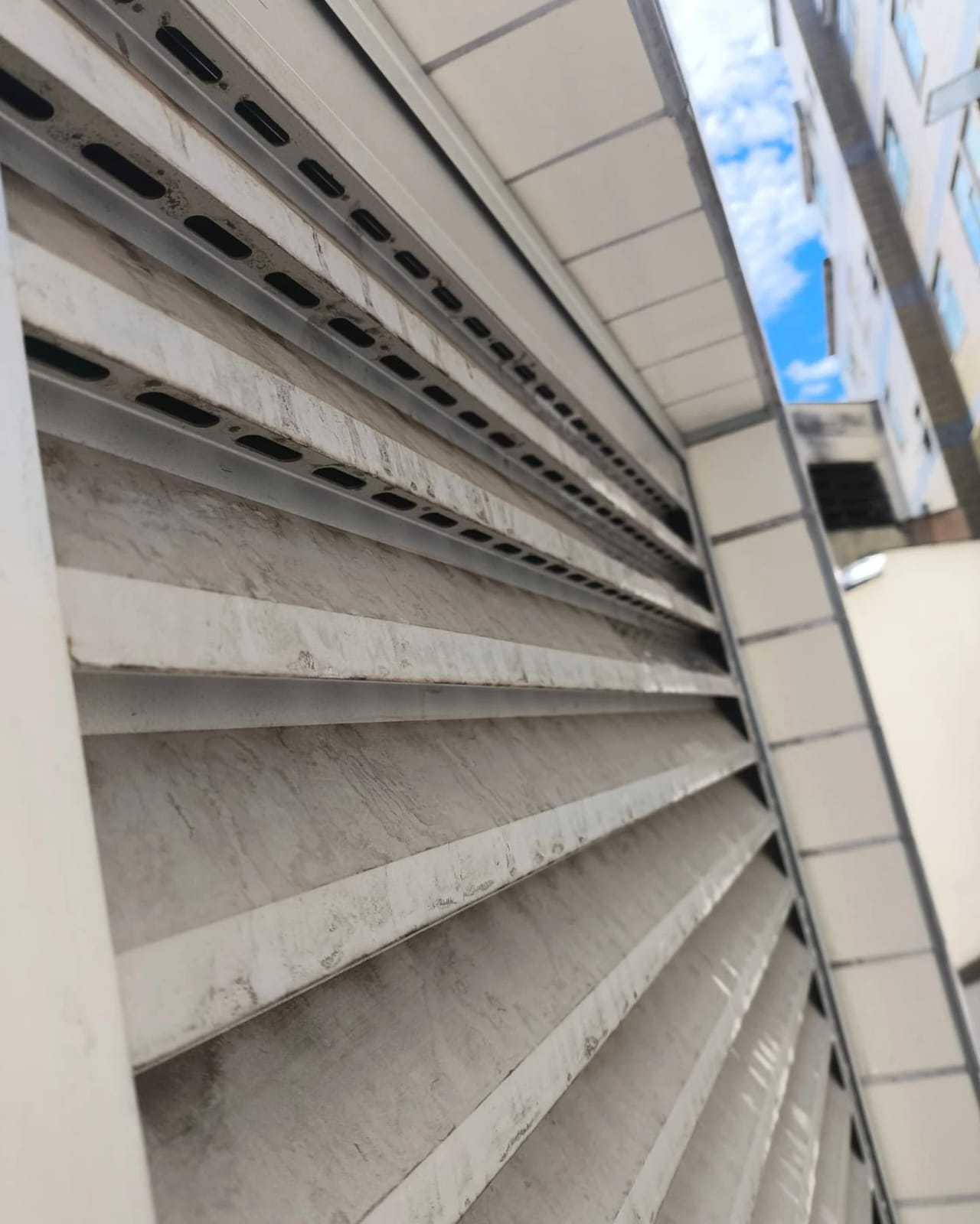 Brises de fachada antes da limpeza técnica