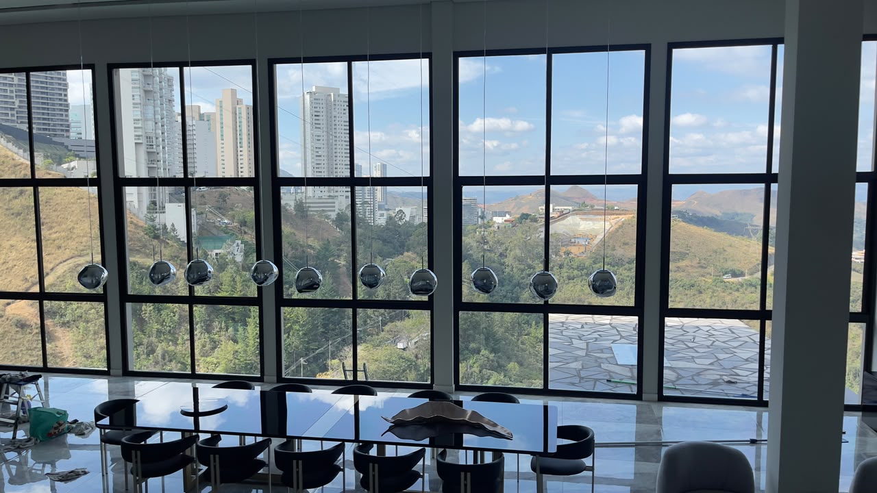 Sala corporativa com vidros limpos e vista panorâmica