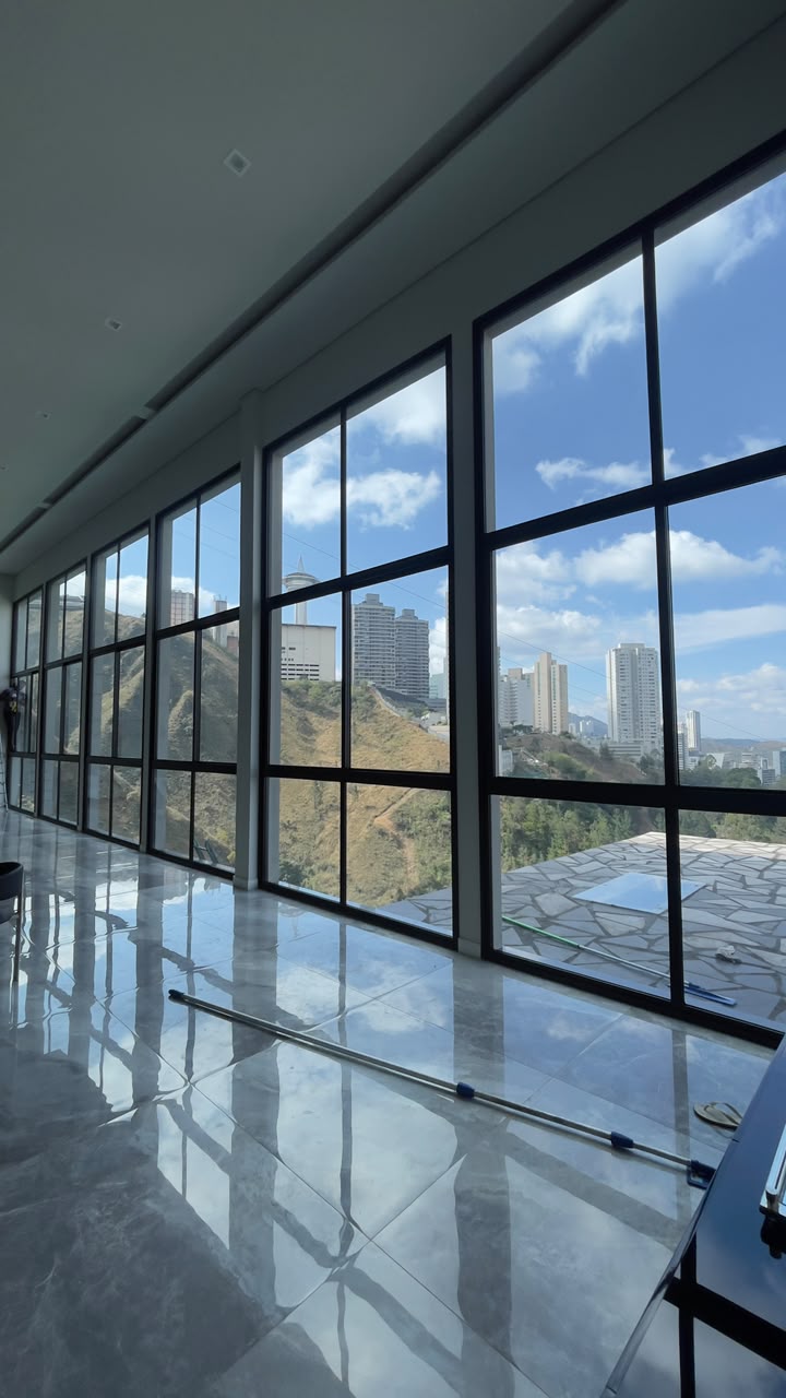 Vidraças de pé-direito duplo limpas com vista para a cidade